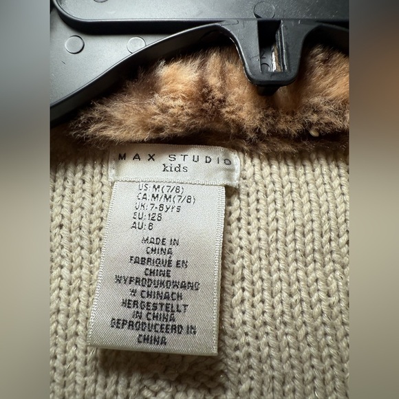 Max Studio Girls Beige Gold 3 Button Faux Fur Collar Swing Sweater Bows Size 7/8 - Picture 5 of 9